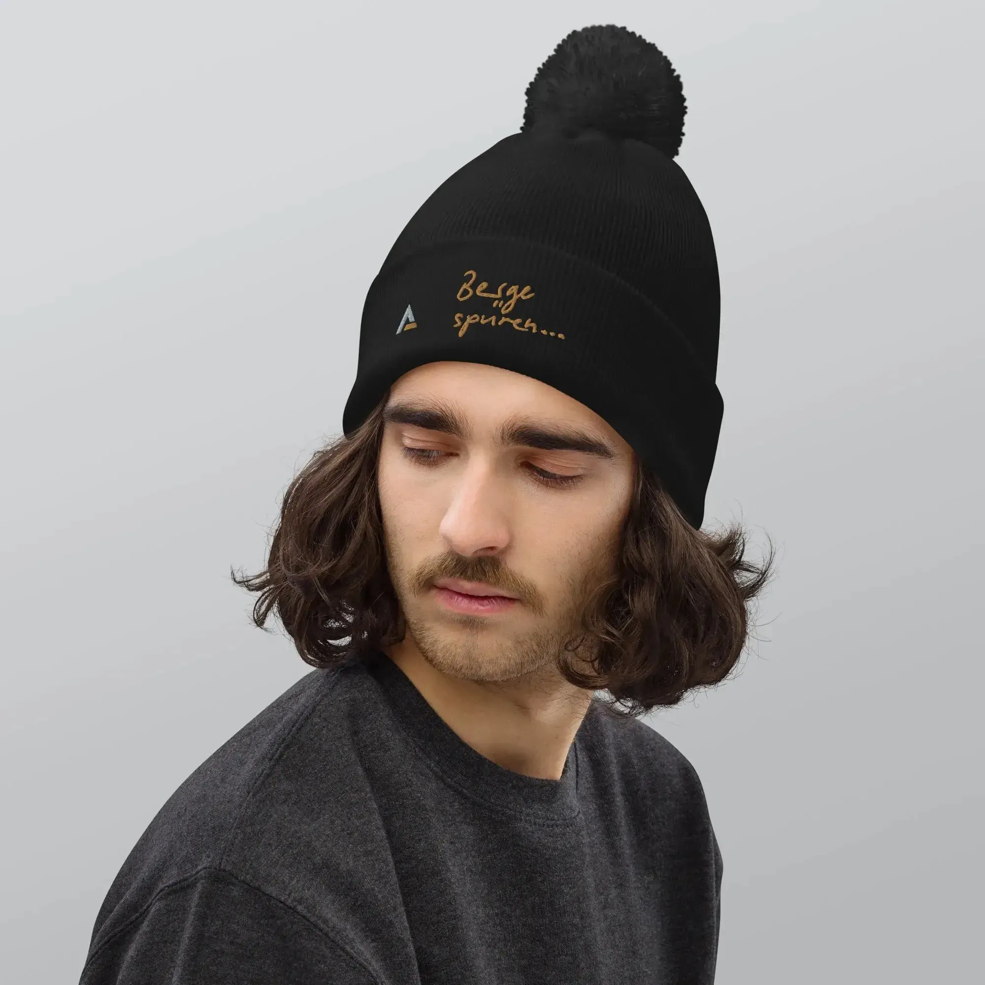 AAA Bommel-Beanie (Schwarz-Gold)